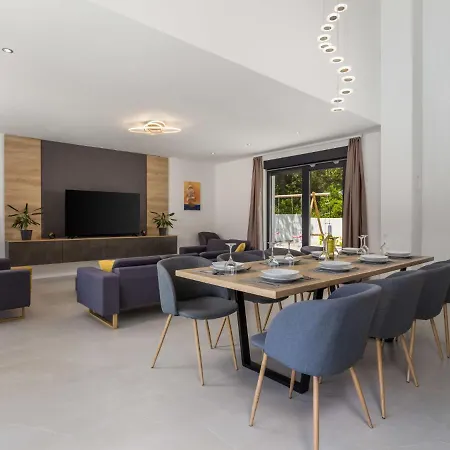 Pinnidae By Interhome Lopar