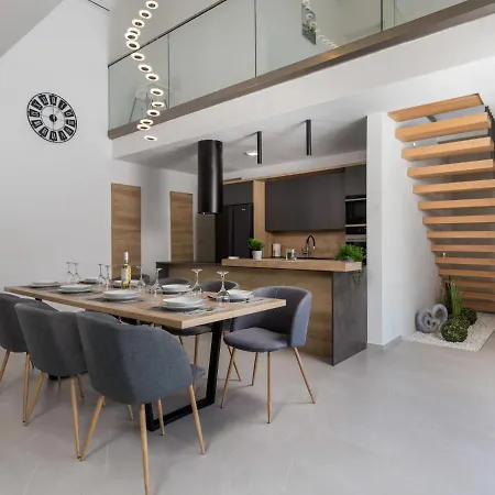 Pinnidae By Interhome Lopar