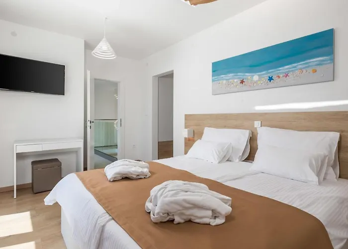 Pinnidae By Interhome Lopar