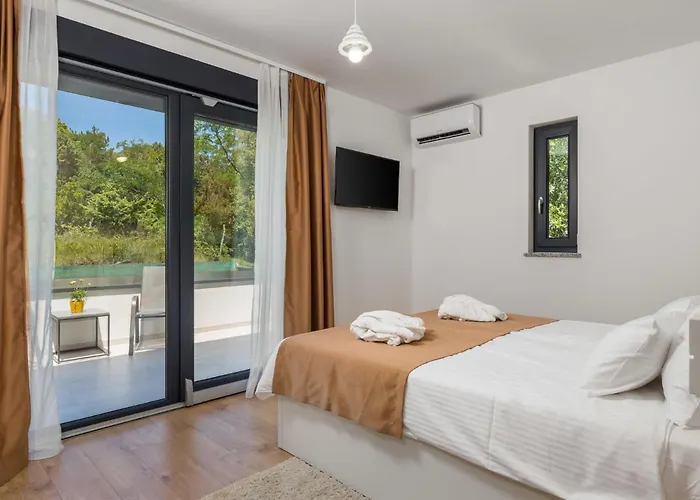 Pinnidae By Interhome Lopar