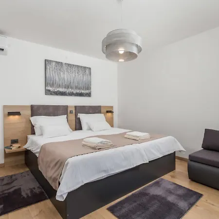 Pinnidae By Interhome Lopar