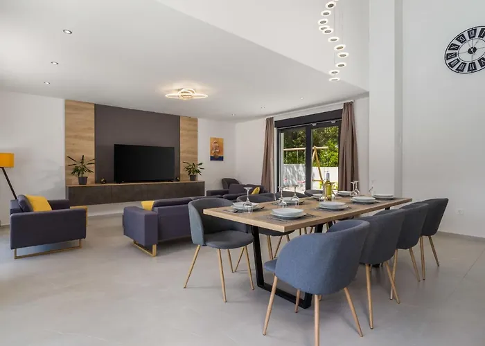 Pinnidae By Interhome Lopar