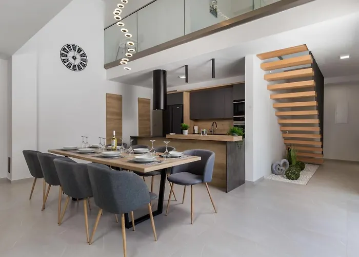 Pinnidae By Interhome Lopar