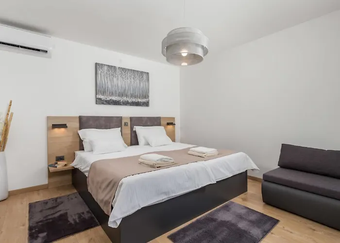 Pinnidae By Interhome Lopar